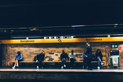 Barcelona verdichtet U-Bahn-Takt an Samstagen