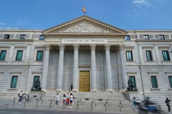 Ein Papst betritt das Parlament