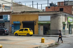 Auto rammt Fußgänger in Villaverde