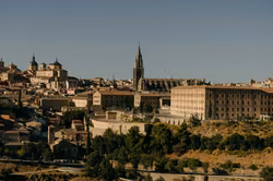 Granada verschönert Prachtstraße Reyes Católicos