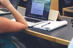 Valencias Unis setzen auf Online-Unterricht