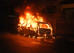 Auto fliegt über Marbella-Kreisel