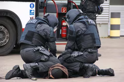 Ein Gefangener und neun Kontrollierte