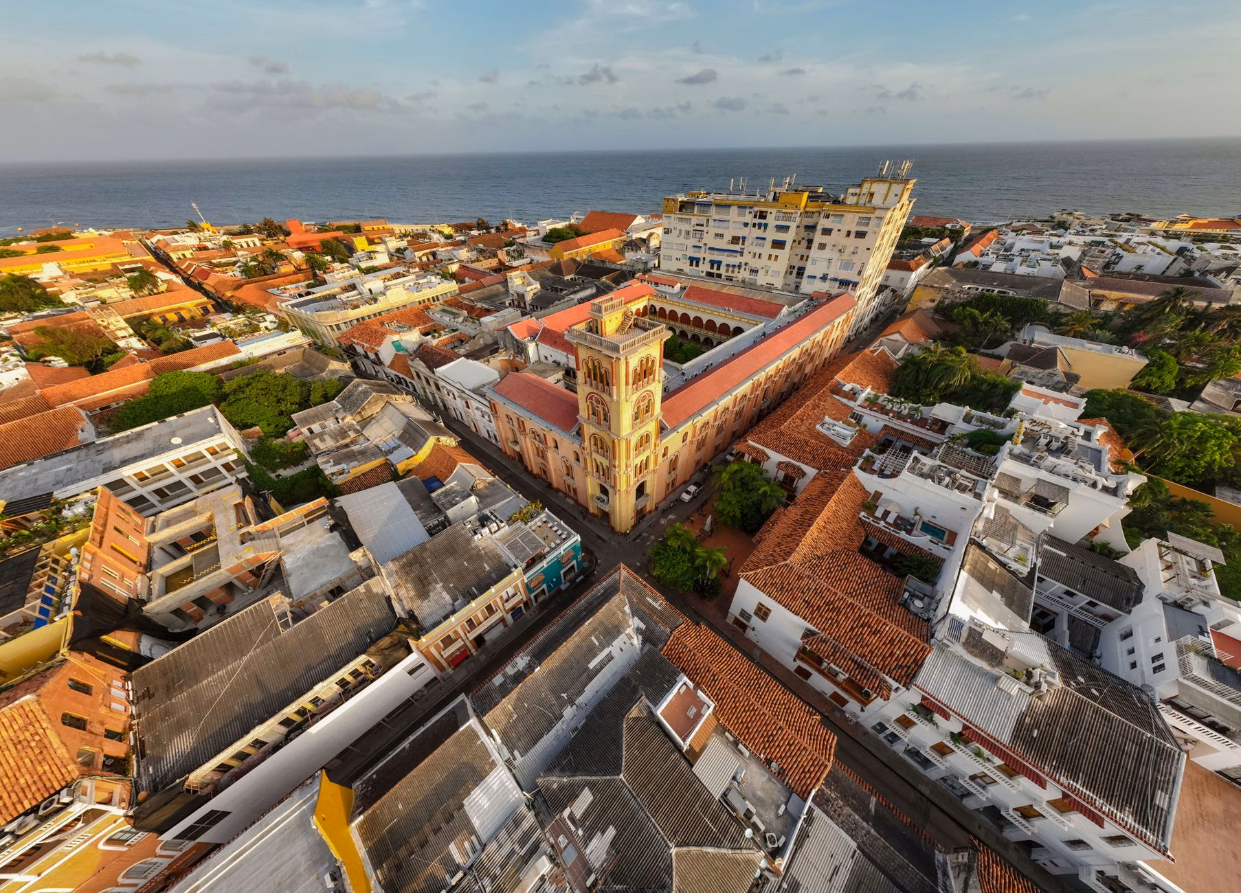 Sturzbäche: Cartagena öffnet Notunterkünfte