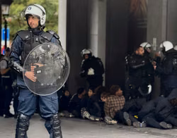 Krawalle in Barcelona: 49 Erwachsene vor Gericht