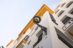 Drei Kinder aus Aufzug in Marbella befreit