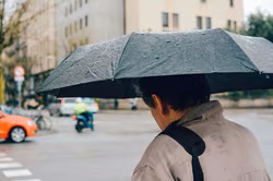 Zwölf Straßen nach Regenfällen gesperrt