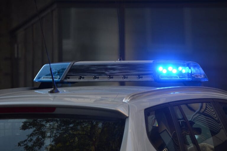 Einsatzfahrzeuge und Polizeiabsperrung an der Unfallstelle auf der Landstraße A-404 in Alhaurín de la Torre.