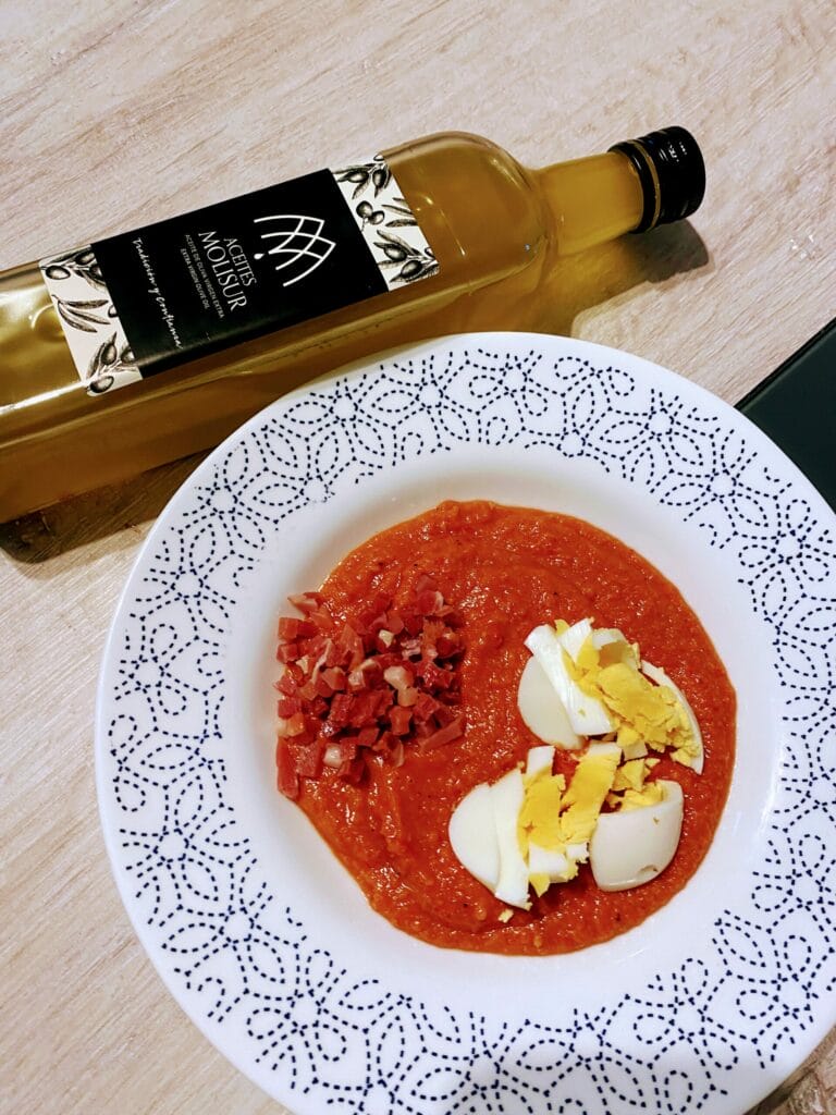 Cremige Salmorejo: Spanische Tomatensuppe, kalt serviert.