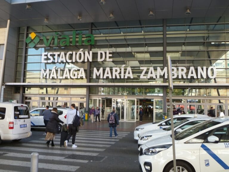 Bahnhof María Zambrano in Málaga - Hauptverkehrsknotenpunkt für Touristen an der Costa del Sol