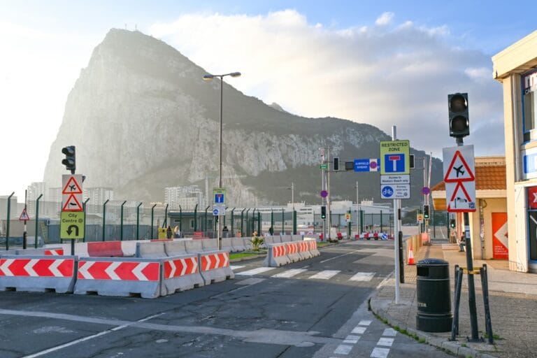 Grenze Gibraltar Spanien: Arbeitsplätze, Reise und Verkehr am Grenzübergang.