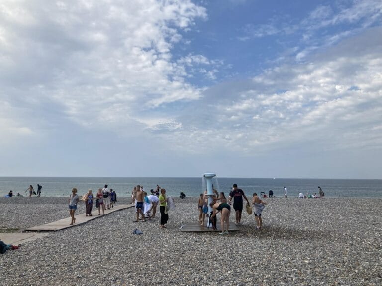 Strandgruppe am Sandstrand fotografiert.