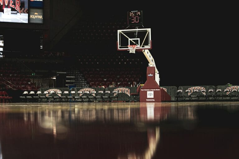 Unicaja Malaga besiegt Barcelona: Basketballspiel, Sieg, ACB Liga.