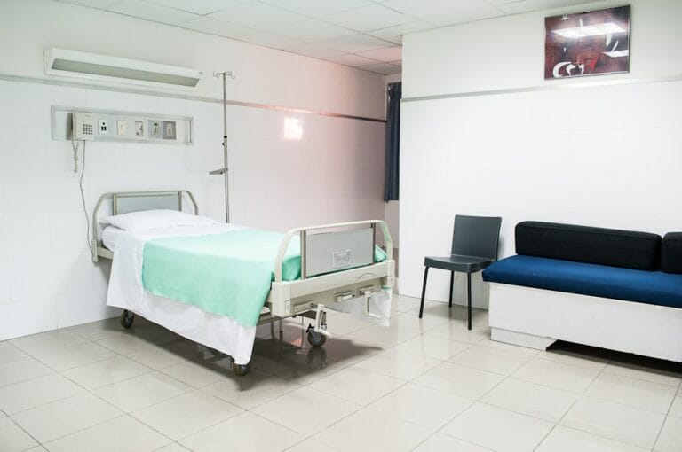 Bett im Krankenhaus