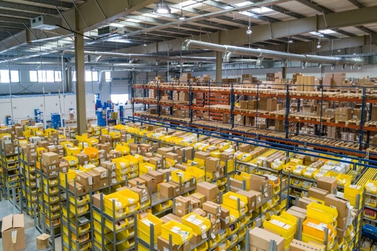 Logistikzentrum Foto: Lagerhalle, Logistik und Transport –