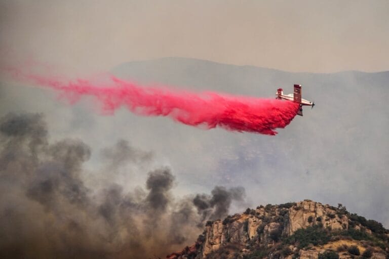 Wasserflugzeug im Einsatz: Beispielbild für Waldbrandbekämpfung mit Löschflugzeug.