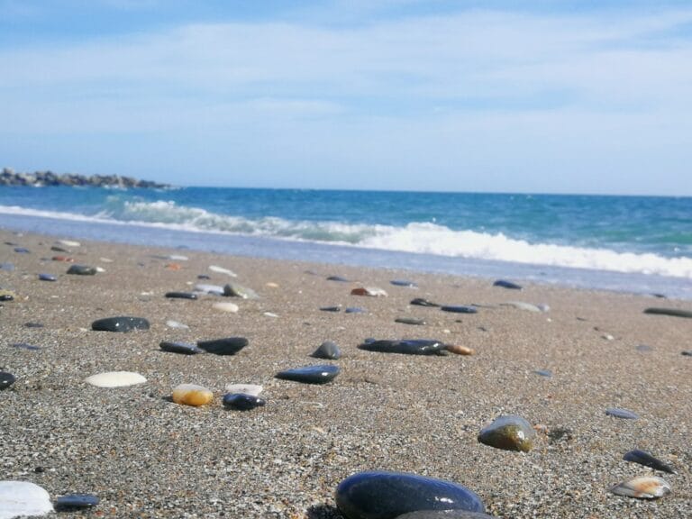 Strand von Benalmandena mit Muscheln