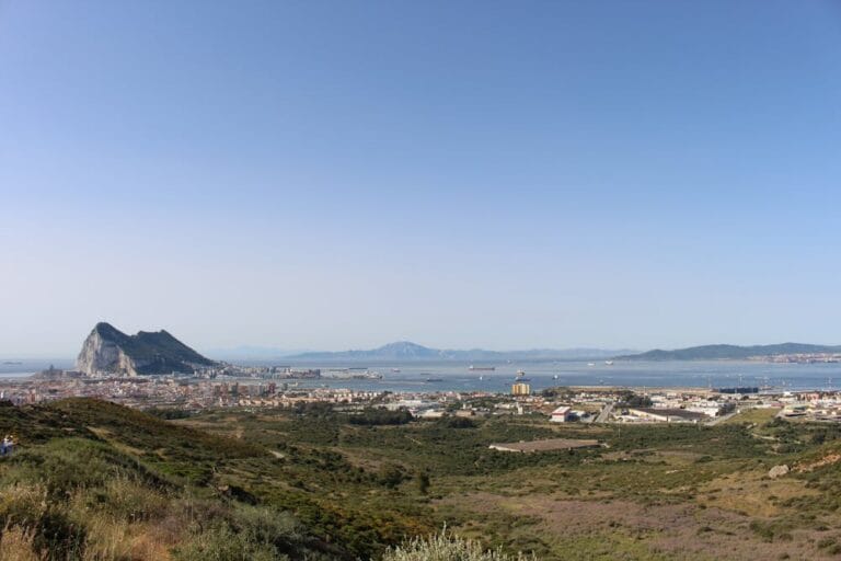 Algeciras mit Gibraltar im Hintergrund