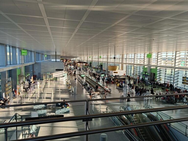 Foto vom Terminal innen des Flughafen Malagas