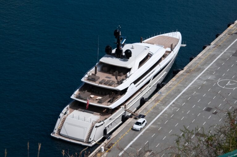 eine grosse weisse Superyacht