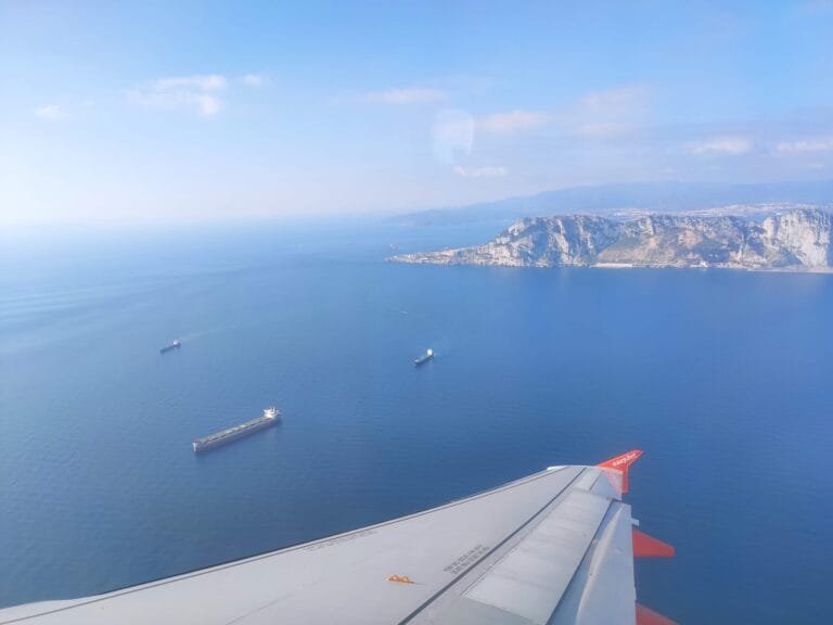 Das Bild zeigt Gibraltar mit Blickwinkel aus dem Flugzeug