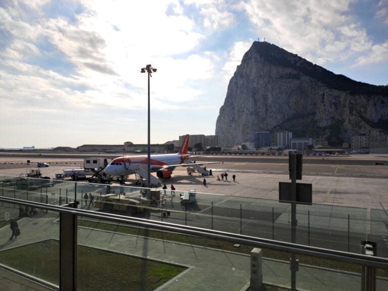 Ein Flugzeug auf dem Flughafen von Gibraltar