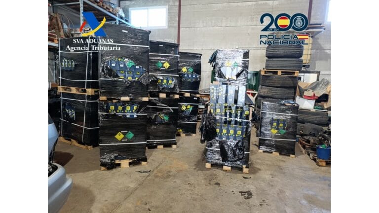 Das Foto zeigt beschlagnahmtes Lachgas und Zigaretten