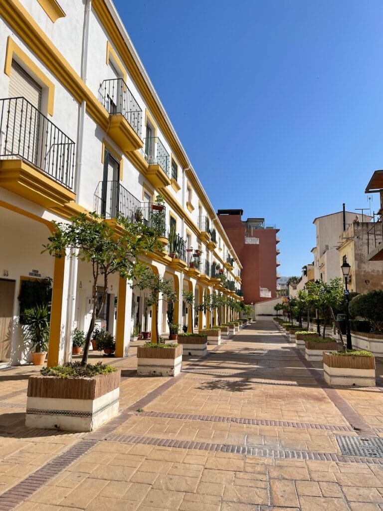 Das BIld zeigt eine typische Strasse in Torremolinos