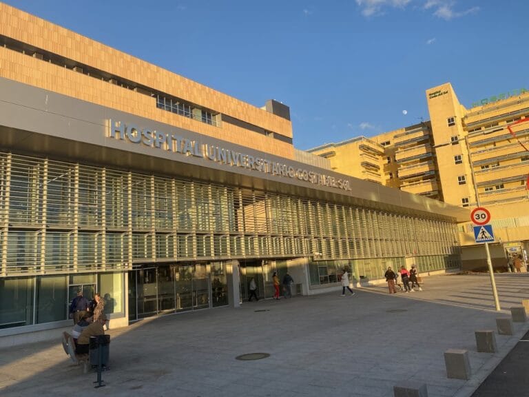 Eingang zum neu renovierten Krankenhaus von Marbella (Hospital Costa del Sol)