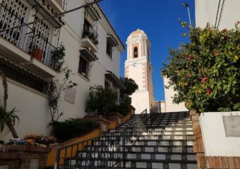 Blumen geschmückte Gasse in Estepona, Andalusien. Farbenfrohe Seitenstraße in Spanien.