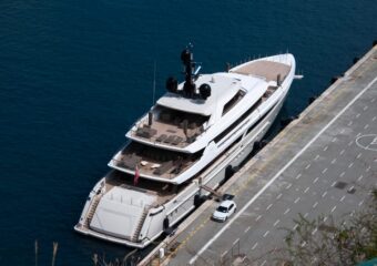 eine grosse weisse Superyacht