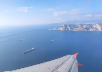 Das Bild zeigt Gibraltar mit Blickwinkel aus dem Flugzeug