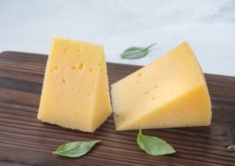 Das Bild zeigt Käse auf einer Holzplatte