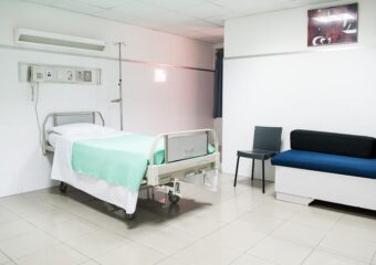 Bett im Krankenhaus