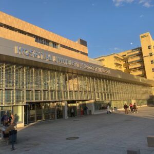 Eingang zum neu renovierten Krankenhaus von Marbella (Hospital Costa del Sol)