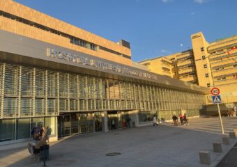 Eingang zum neu renovierten Krankenhaus von Marbella (Hospital Costa del Sol)