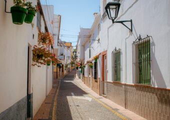 Das Bild zeigt Estepona mit typischen Blumen in den gassen