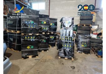 Das Foto zeigt beschlagnahmtes Lachgas und Zigaretten