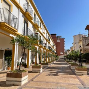 Das BIld zeigt eine typische Strasse in Torremolinos