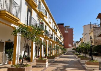 Das BIld zeigt eine typische Strasse in Torremolinos