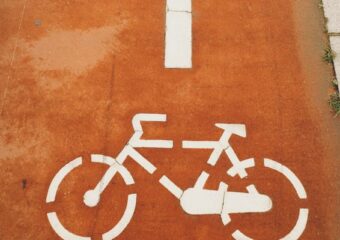 Das Bild zeigt einen Radweg